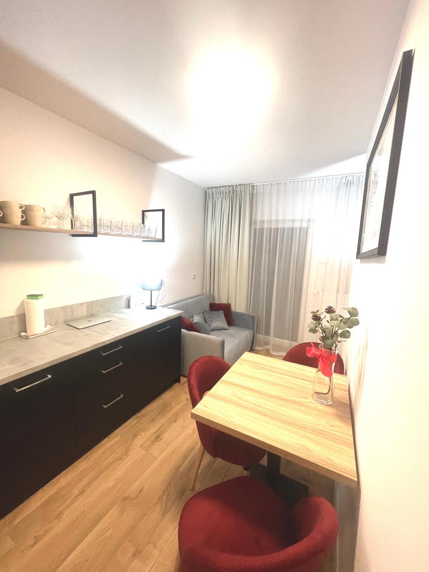 Premium Atal Square-free Parking Space In The Garage Apartment