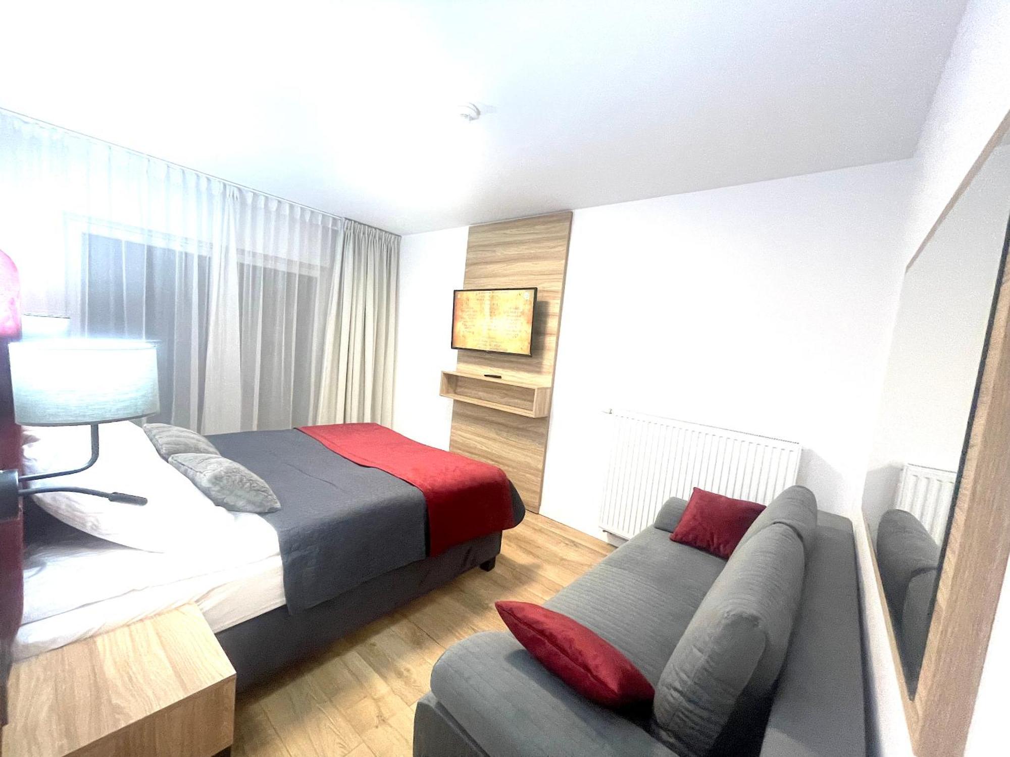 Premium Atal Square-free Parking Space In The Garage Apartment