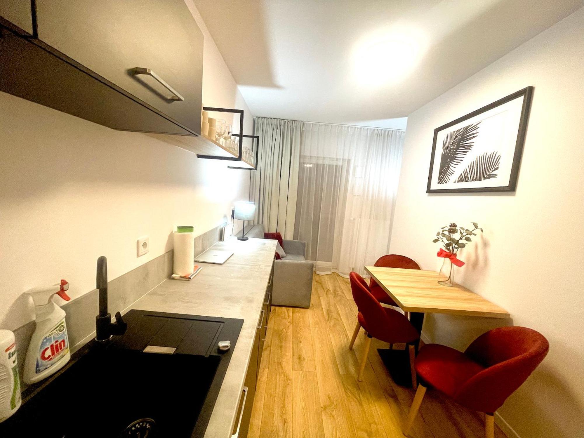 Апартаменти Premium Atal Square-free Parking Space In The Garage Вроцлав